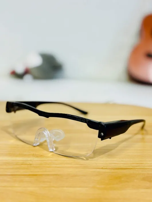 160% Vergrößerungsbrille mit LED-Licht, schwarzinkl. Aufbewahrungsbeutel,