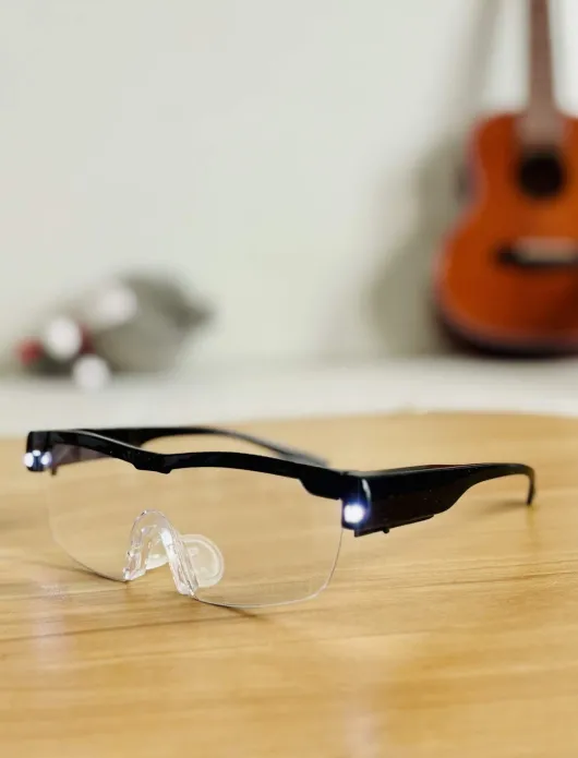 160% Vergrößerungsbrille mit LED-Licht, schwarzinkl. Aufbewahrungsbeutel,